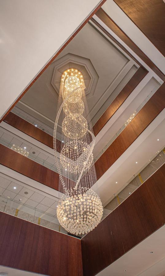 Waves Aqua Resort Kenitra Dış mekan fotoğraf The 10-metre high chandelier in the lobby of the hotel