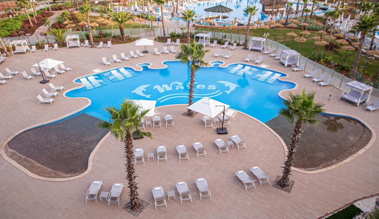 Waves Aqua Resort Kenitra Dış mekan fotoğraf The swimming pool at the hotel