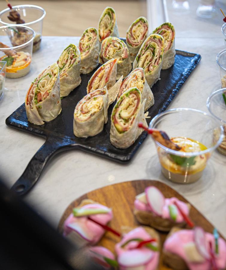 Waves Aqua Resort Kenitra Dış mekan fotoğraf A spring roll platter