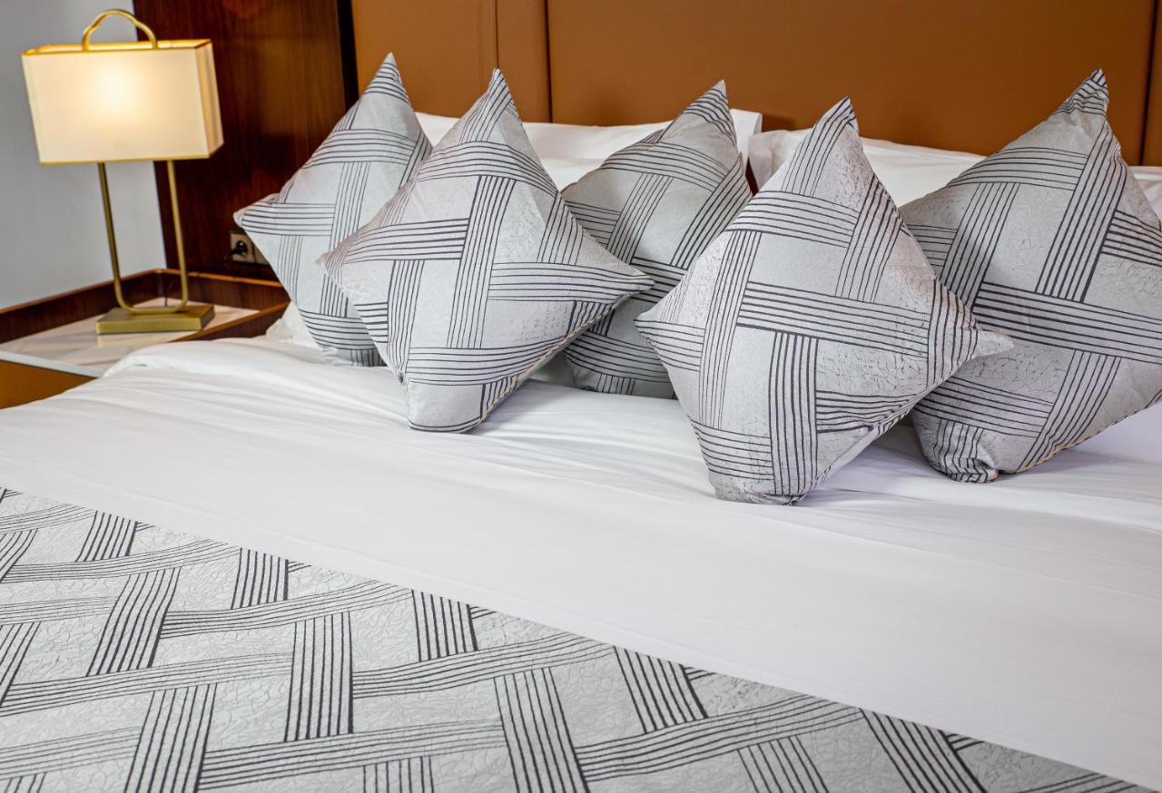Waves Aqua Resort Kenitra Dış mekan fotoğraf A bed with cushions