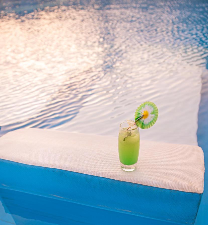 Waves Aqua Resort Kenitra Dış mekan fotoğraf A Blue Hawaii cocktail