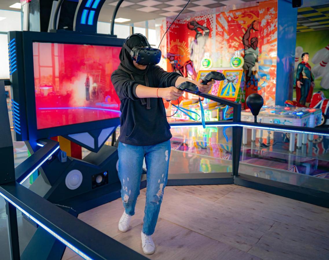 Waves Aqua Resort Kenitra Dış mekan fotoğraf A visitor uses a virtual reality headset at the museum.