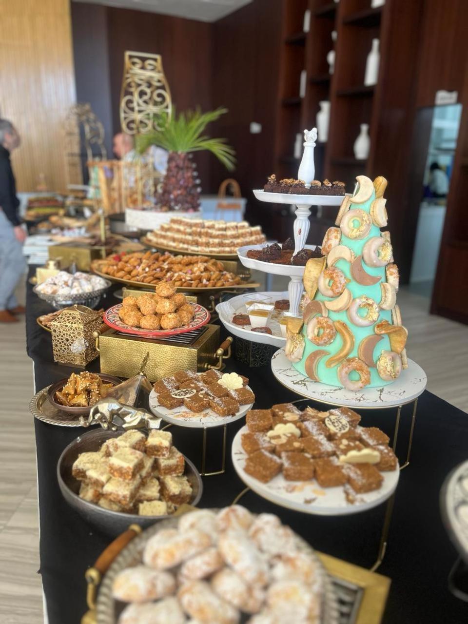 Waves Aqua Resort Kenitra Dış mekan fotoğraf A selection of Moroccan sweets