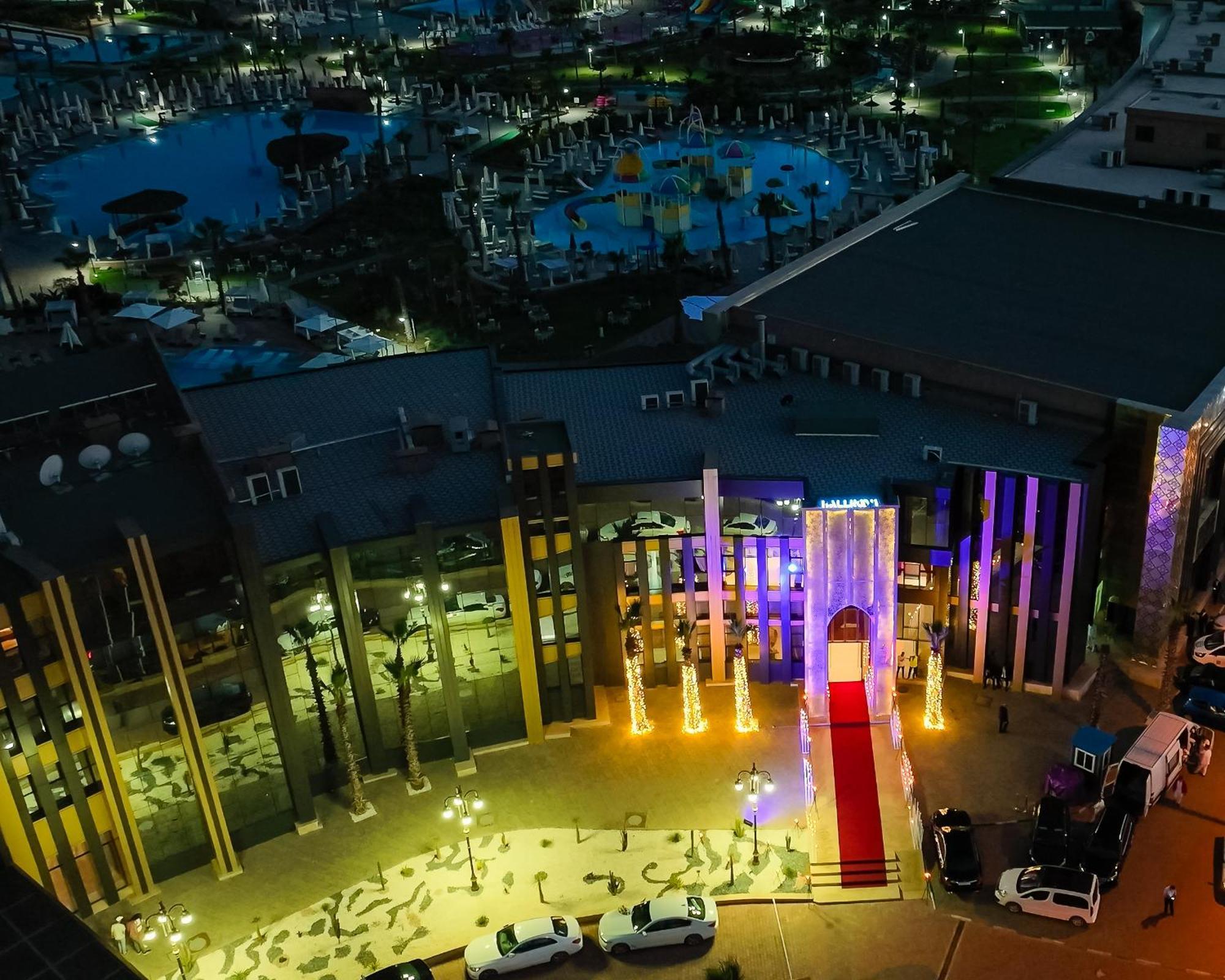 Waves Aqua Resort Kenitra Dış mekan fotoğraf The Marina at night