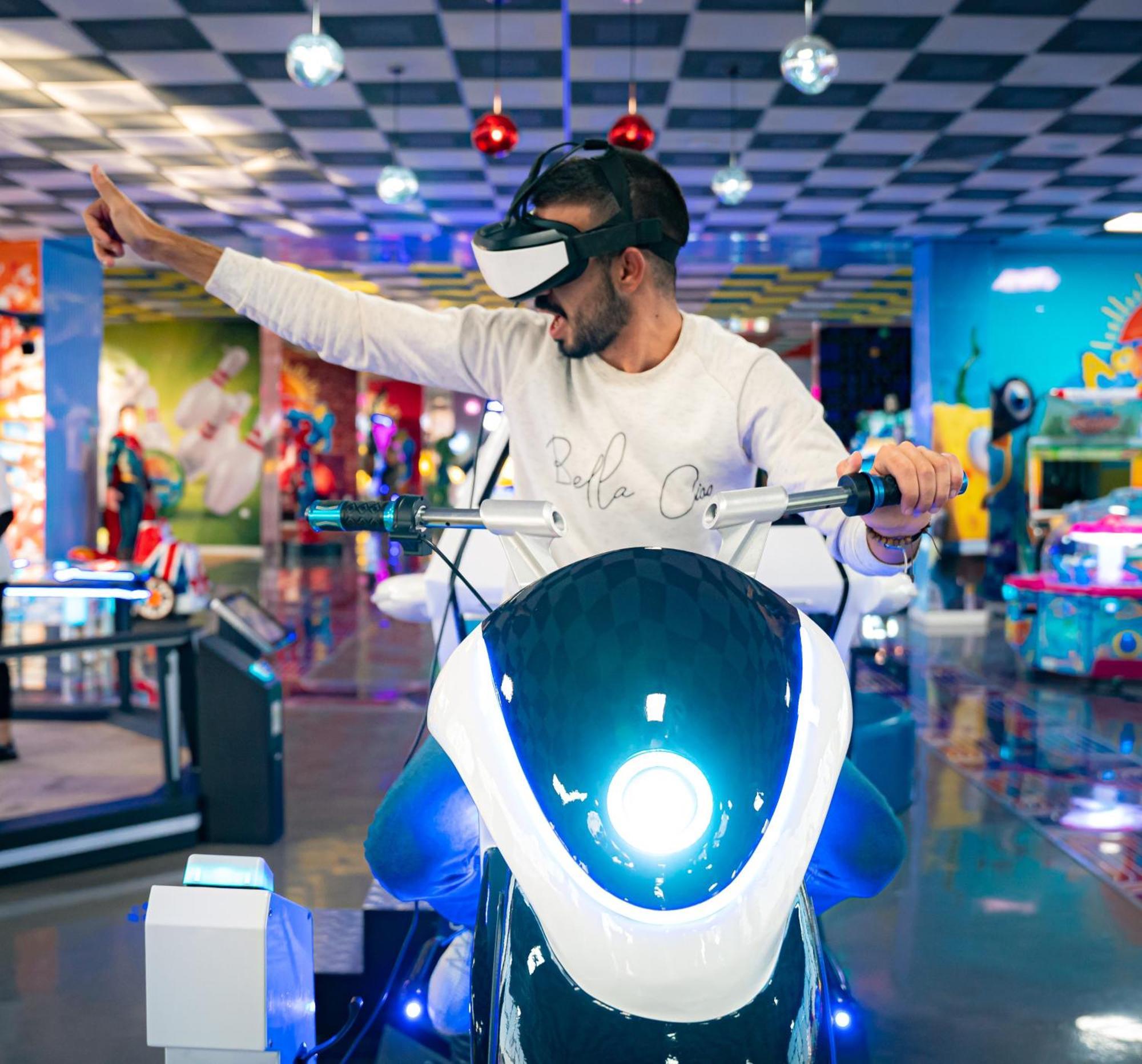 Waves Aqua Resort Kenitra Dış mekan fotoğraf A man playing a motorcycle racing game with a virtual reality headset
